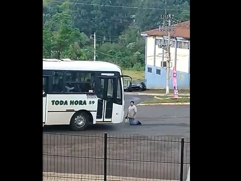Homem se ajoelha na frente de ônibus em Santa Rosa (Confira Vídeo)