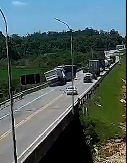 Motorista de caminhão que causou acidente com 11 mortos no RS disse estar mexendo no rádio no momento da colisão, afirma concessionária