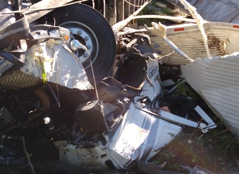 Acidente na BR-285 deixa um morto e outro preso nas ferragens, em São Miguel das Missões