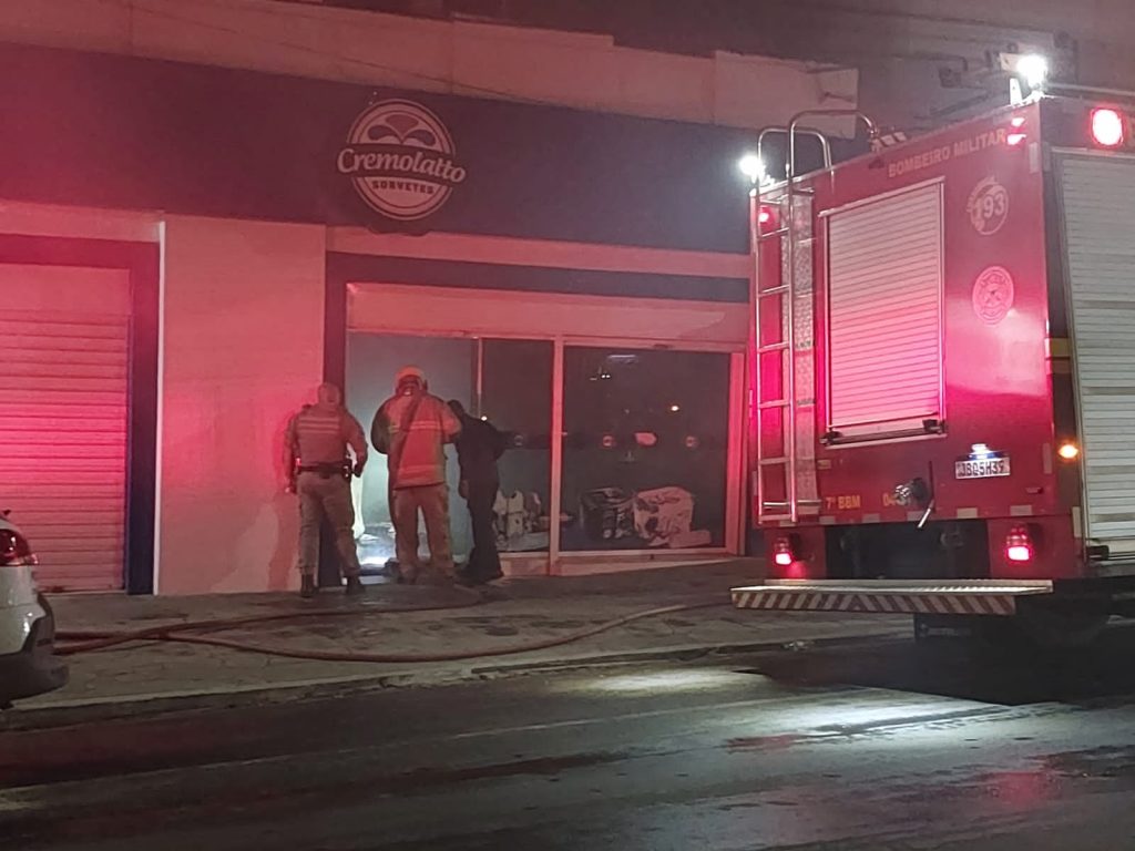 Sorveteria pega fogo no Centro de Passo Fundo na noite desta quinta-feira