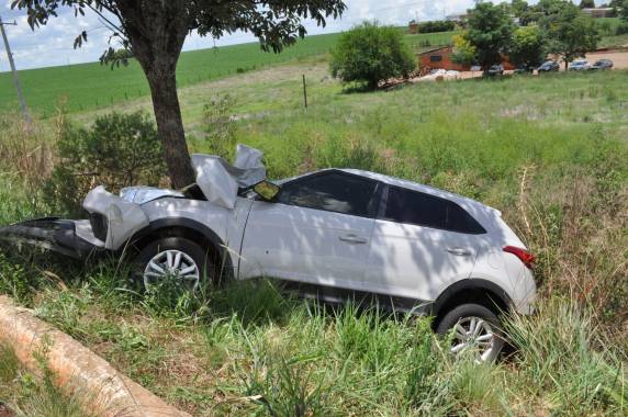 Saída de pista deixa condutora ferida na RS-332 em Tapera