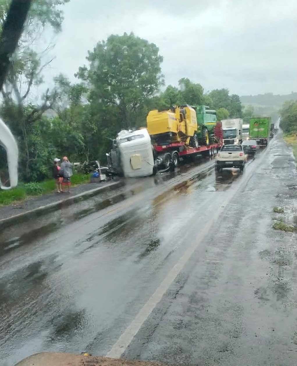 Acidente entre dois caminhões é registrado na BR 285, entre Coronel Barros e Entre-IJUÍS