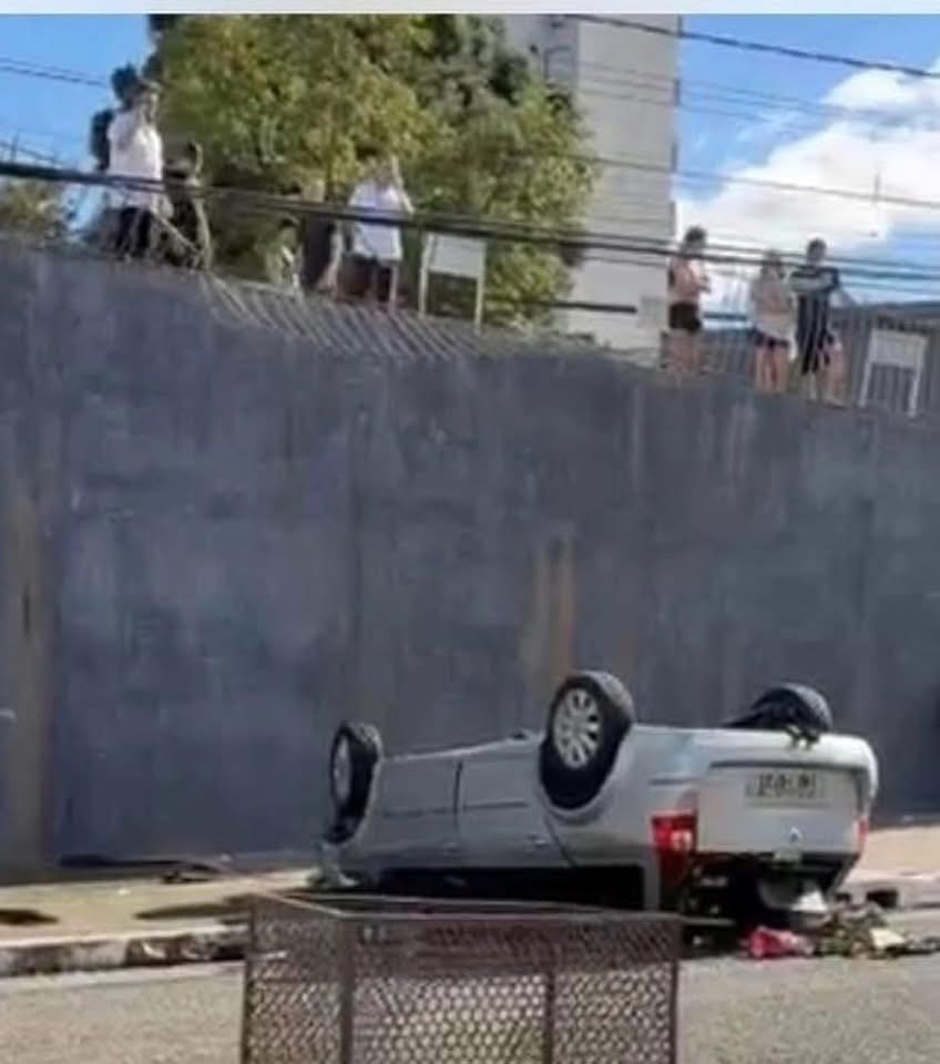 Veículo cai de estacionamento de farmácia em Novo Hamburgo e mobiliza equipes de resgate