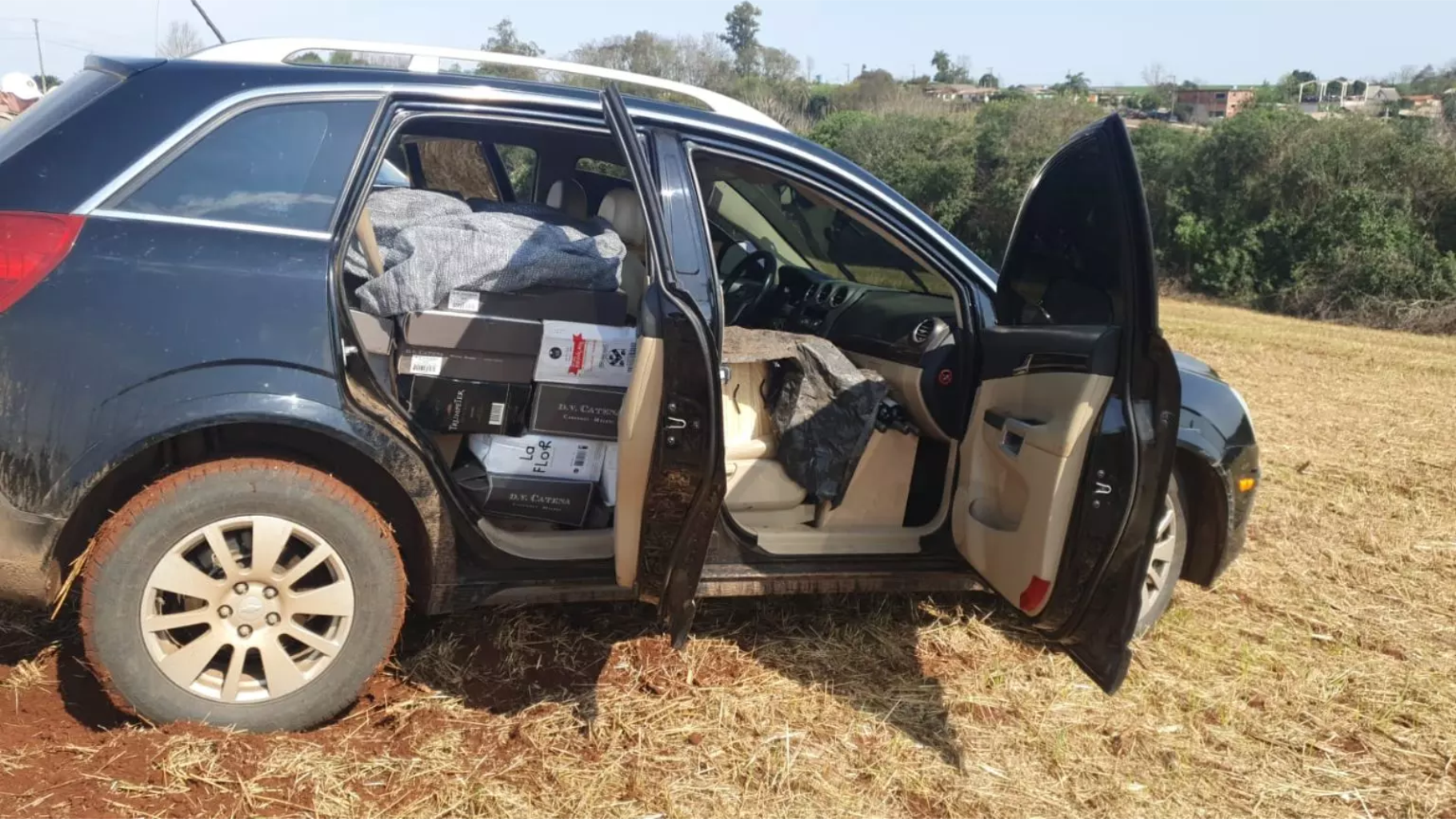 Santa Rosa: Polícia Rodoviária Estadual apreende produtos de origem estrangeira, condutor abandona veículo e foge