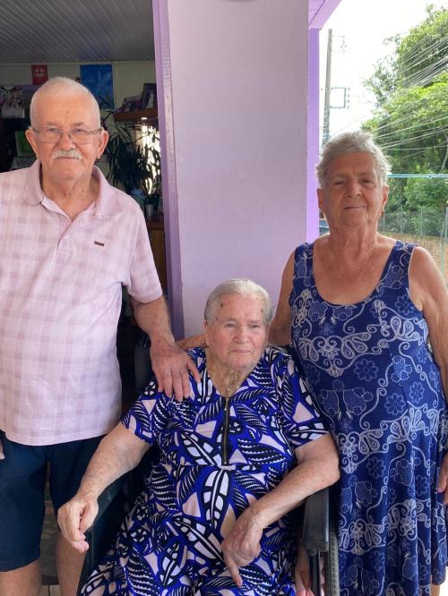 Em momento de muita emoção, irmãs se reencontram depois de mais de 40 anos