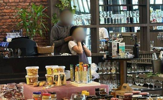 ‘Vou serrar o pescoço dela’: Homem em surto mantém mulher refém em posto de combustível de SC