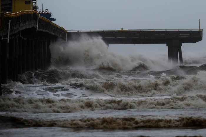 Ciclone extratropical já está em alto mar; comportamento no RS foi atípico, afirma meteorologista do Inmet