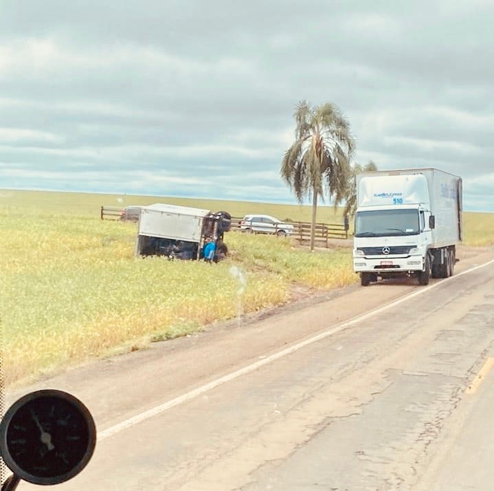 Ventania atinge baú e caminhão tomba entre Cruz Alta e Ibirubá