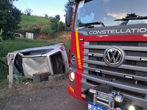 Saída de pista e capotamento deixam dois homens feridos na ERS 305 em Horizontina