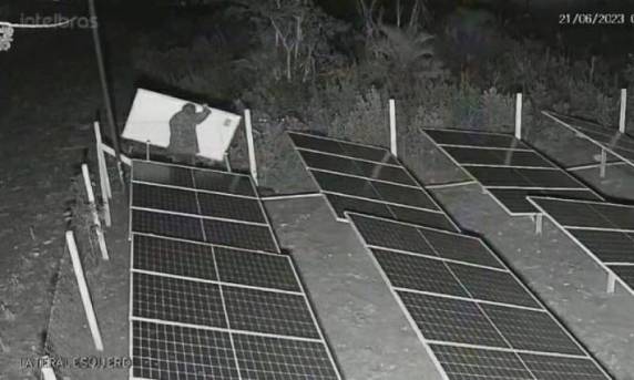 Câmera flagra roubo de placas solares em Santo Ângelo