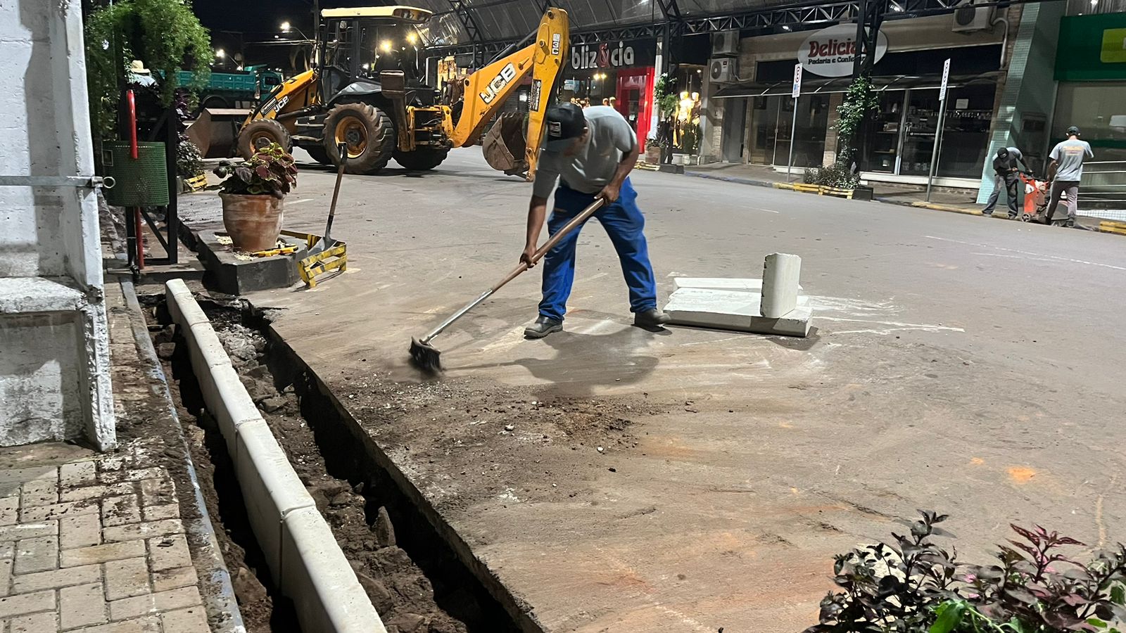 Na última semana a Administração Municipal iniciou uma nova etapa de obra na Rua Coberta.