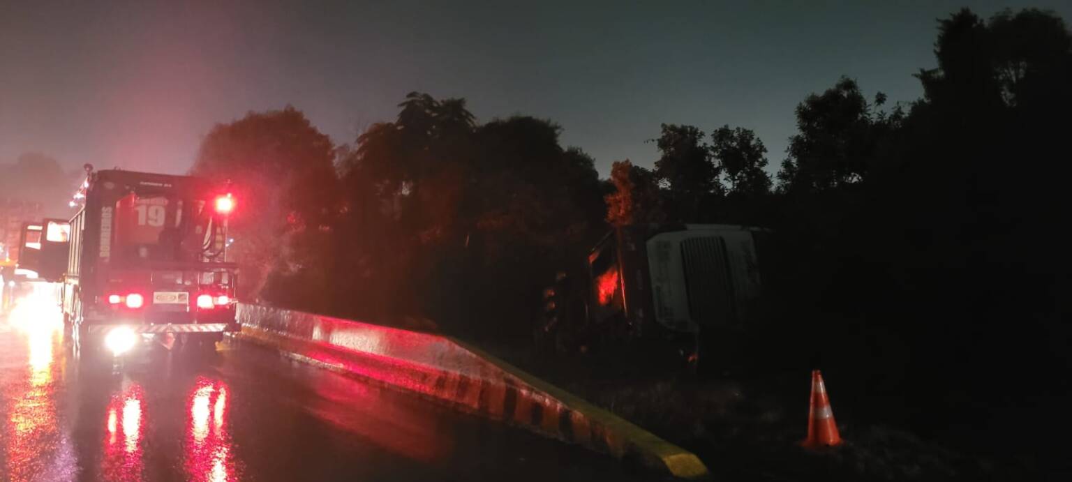 Ônibus que transportava 37 passageiros capota em ribanceira na Serra de Lages SC