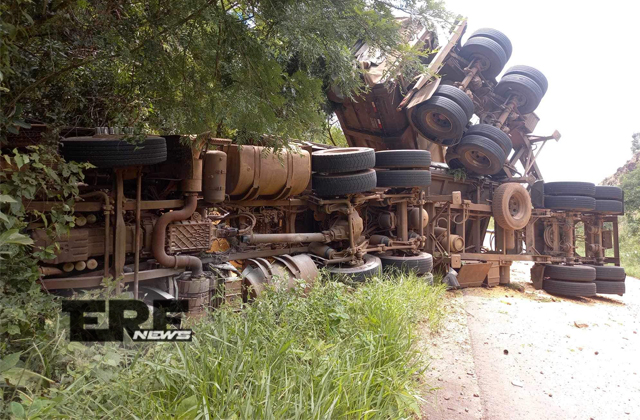 Carreta carregada com milho tomba as margens da ERS-420 entre Aratiba e Erechim