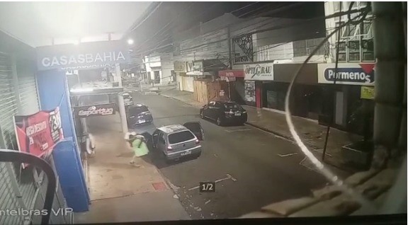 Ladrões ‘fazem a limpa’ em loja de roupas de Cruz Alta