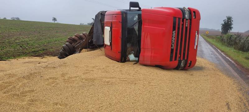 Caminhão carregado de grãos tomba na estrada entre Eugênio de Castro/Entre-Ijuis