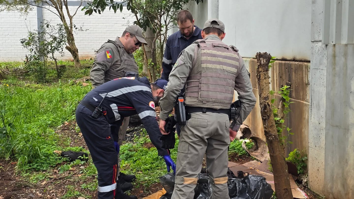 Homem é encontrado morto em terreno baldio em Passo Fundo