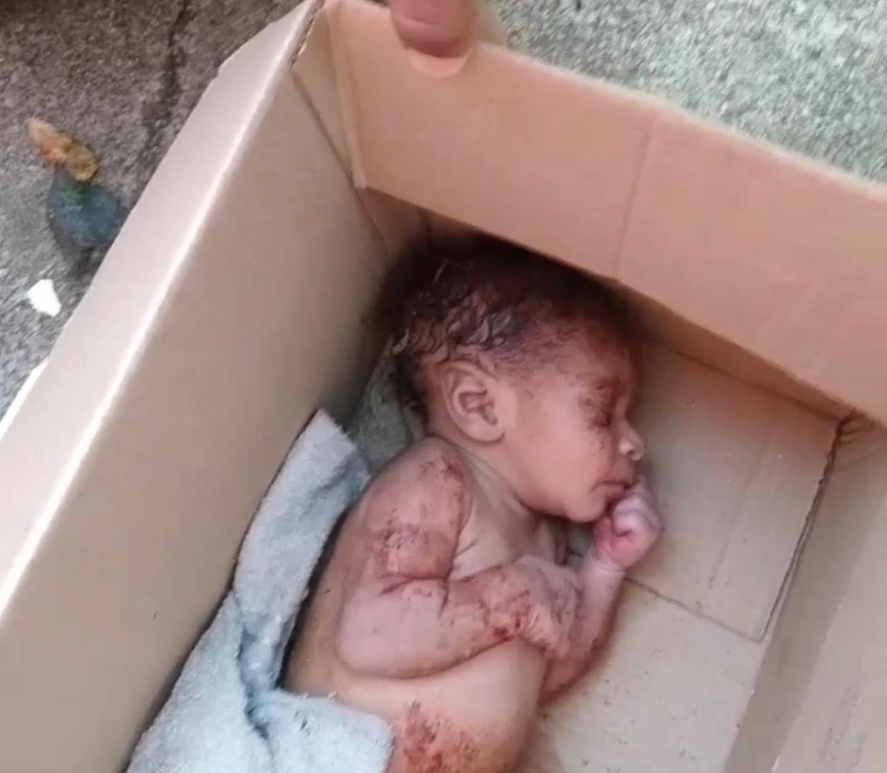 Recém-nascido, com um dia de vida, é localizado abandonado em caixa de papelão em Passo Fundo