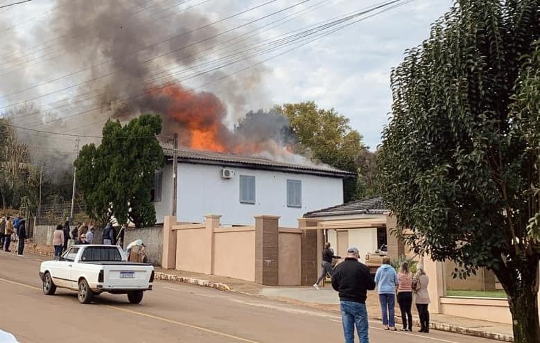 Incêndio destrói residência no centro de Colorado