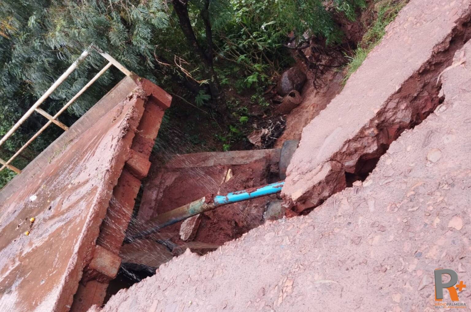 Ponte cede parcialmente no bairro Amaral em Palmeira das Missões
