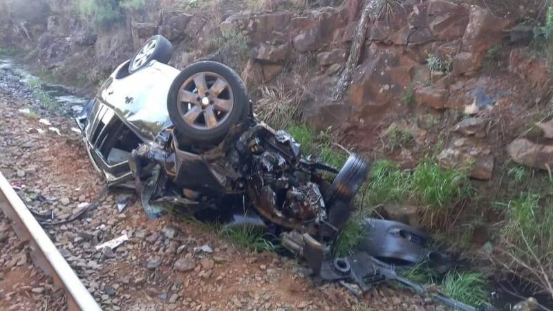 Homem morre e outro fica ferido após colidir em estrutura de ponte