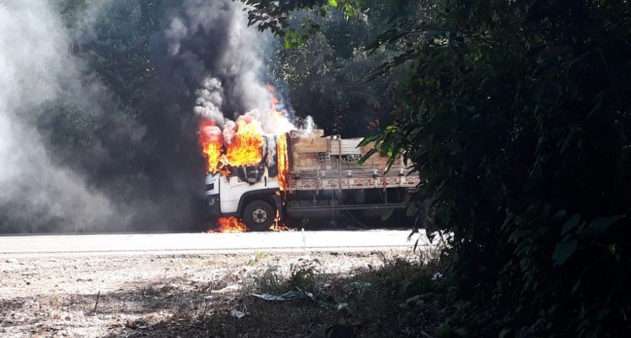 Cabine de caminhão fica completamente destruída após incêndio na SC-157