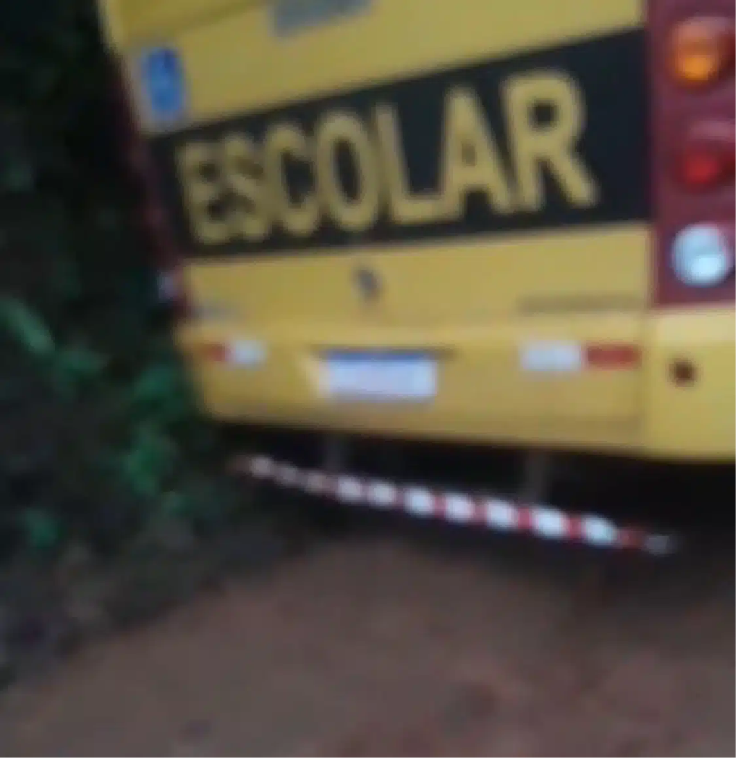 Ônibus escolar fica preso em estrada rural do município de Ijuí