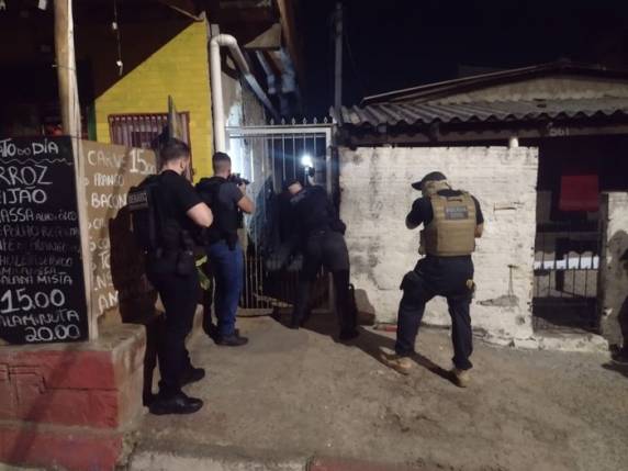 Criminosos montaram fábrica que clonava placas para comprar armas usadas na guerra de facções na Capital