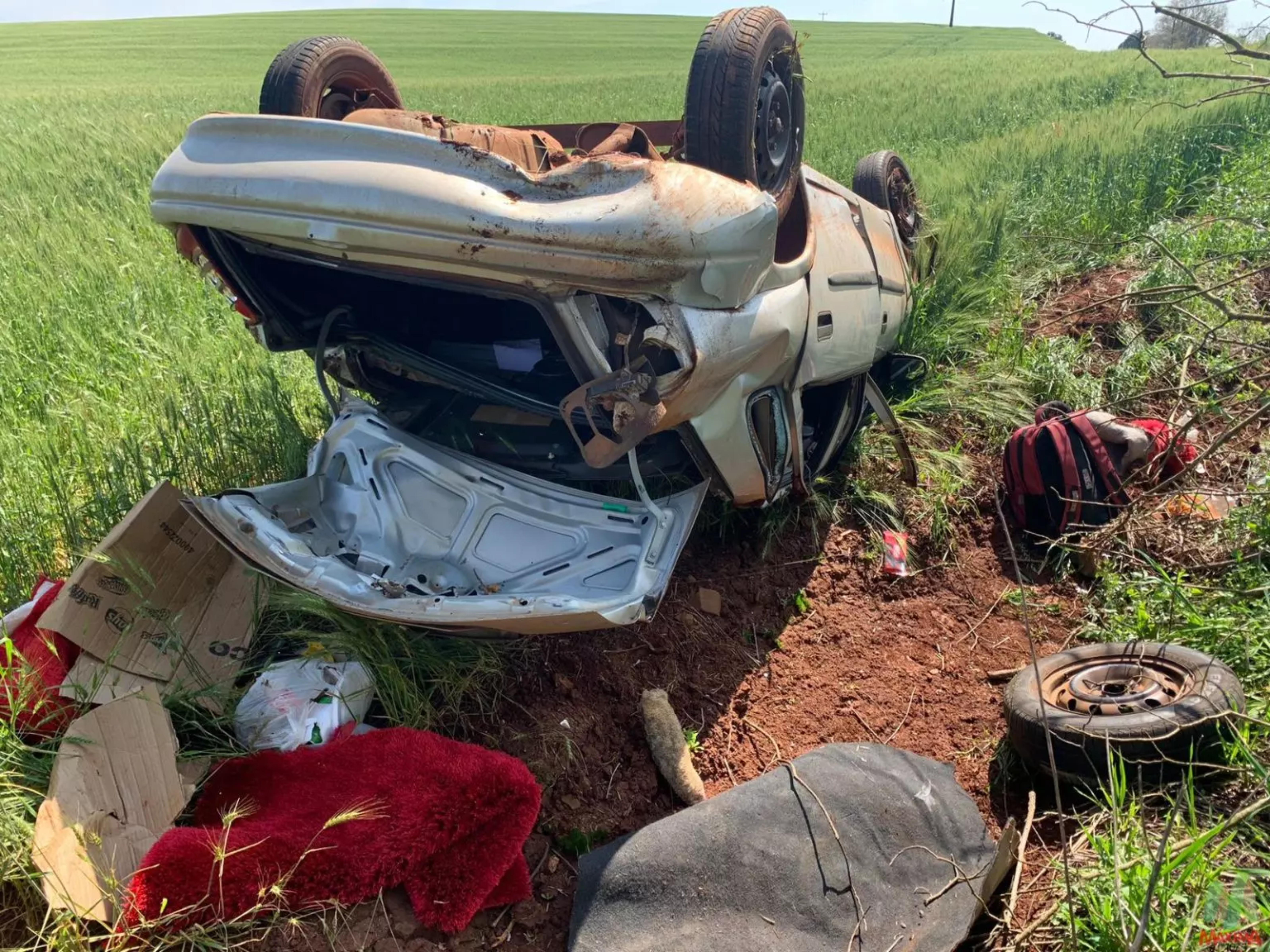 Veículo capota na ERS 324 e deixa condutor ferido