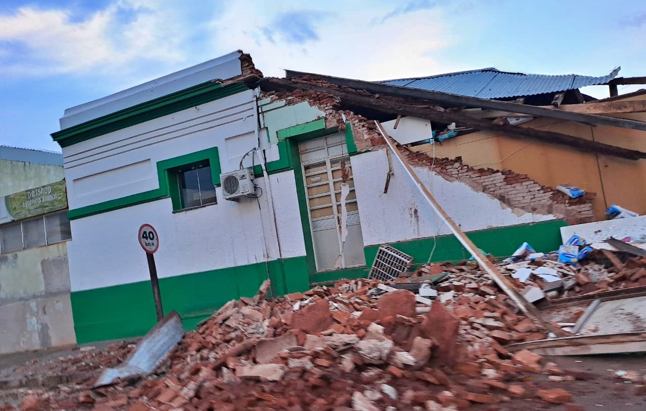 Prédio desabou na madrugada de hoje em São Francisco de Assis