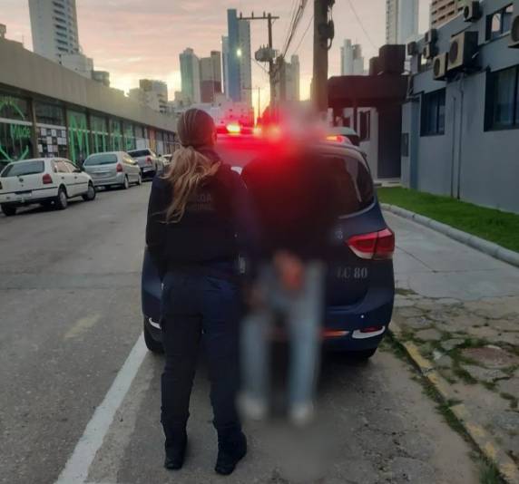 Argentino é preso suspeito de esfaquear casal em rua de Balneário Camboriú
