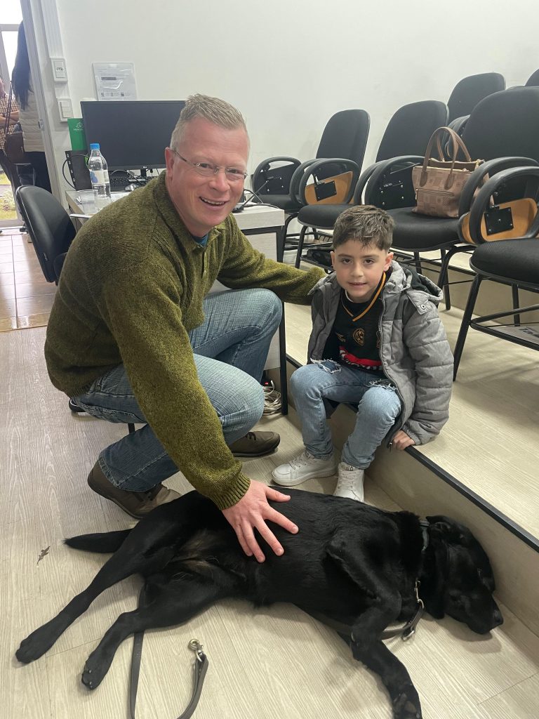 Primeiro cão de assistência do RS começa atuação com criança autista em Estrela