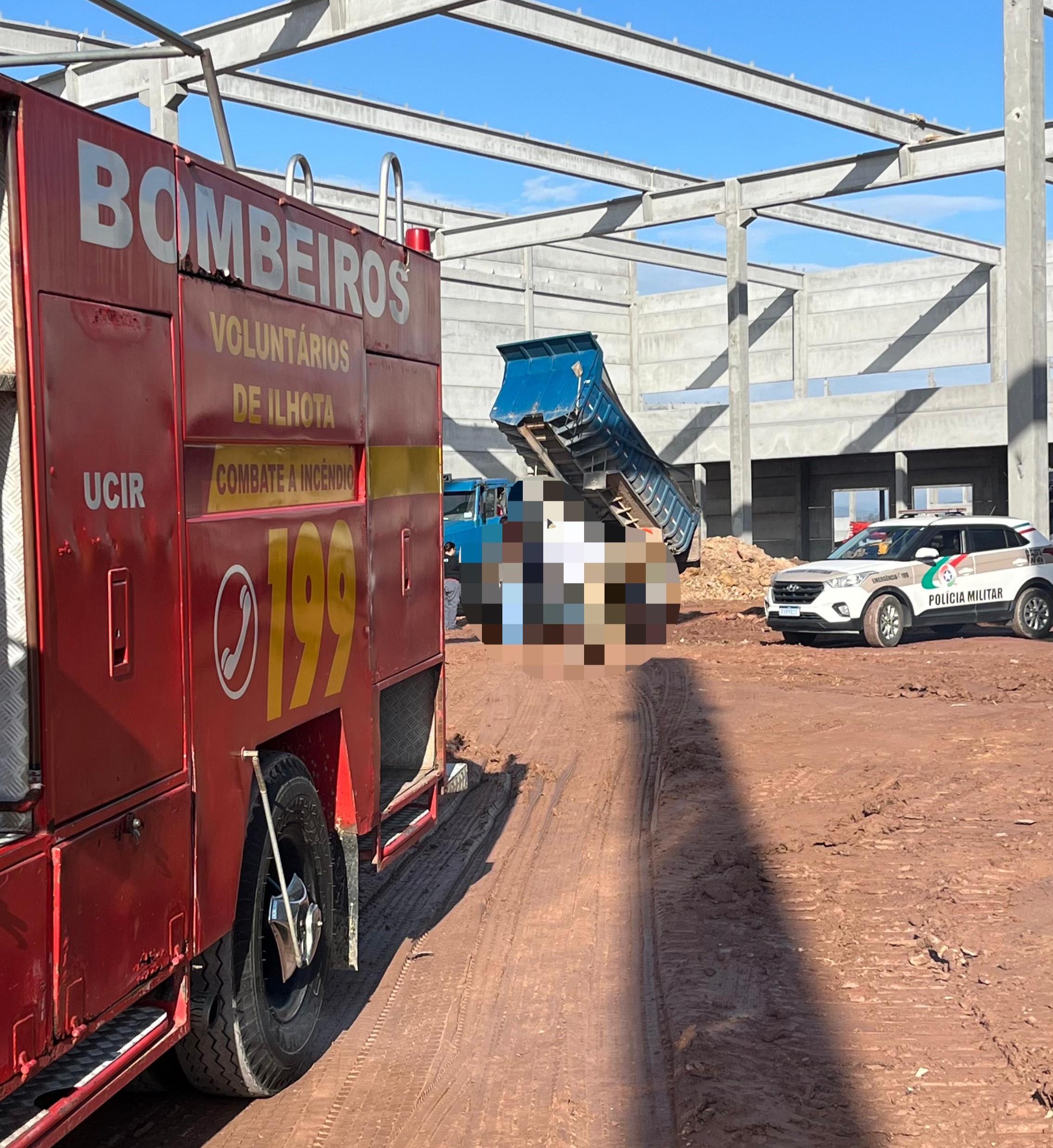 Homem morre atropelado por caminhão caçamba em obra em Santa Catarina