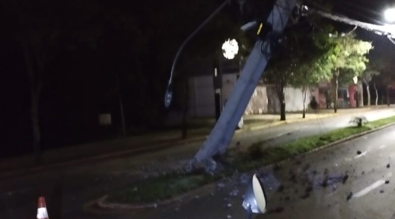 Acidente em Panambi: Mais um poste da rede de energia elétrica destruído na Avenida Konrad Adenauer