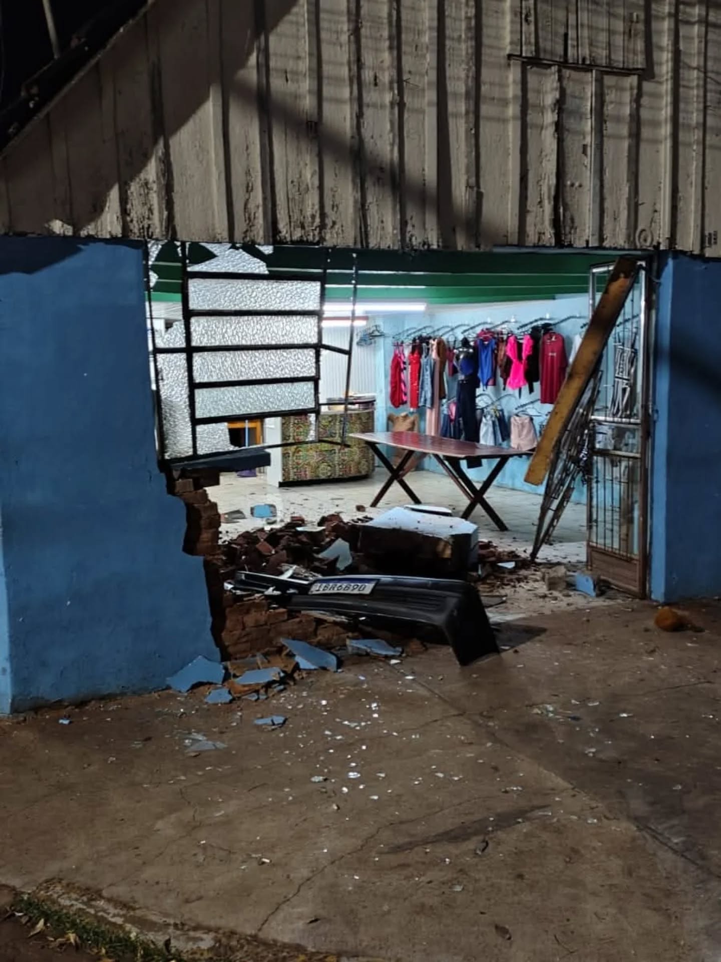 Veículo atinge loja no centro da cidade de Panambi