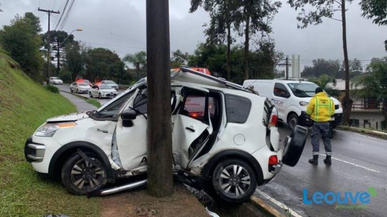 Homem de 46 anos morre após veículo colidir contra poste de concreto no RS