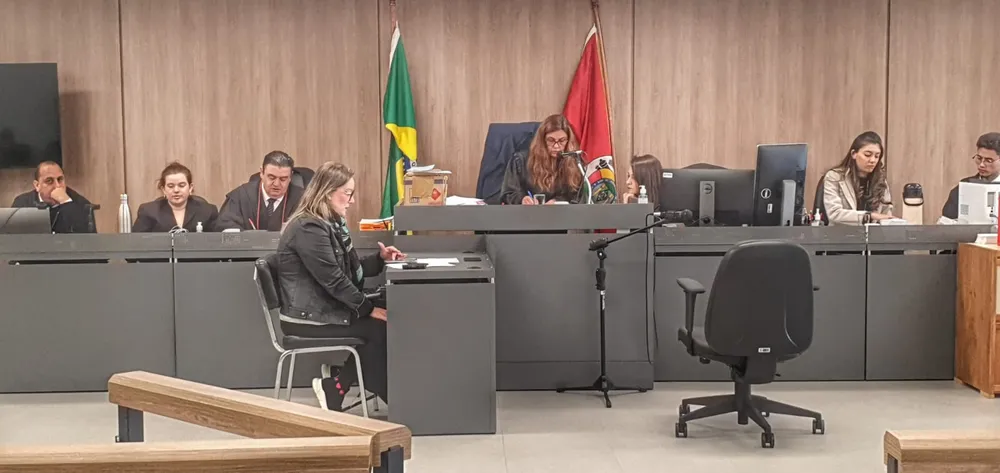 Júri de policial acusado de matar bebê e mais 4 pessoas é suspenso após discussão entre promotor e advogado