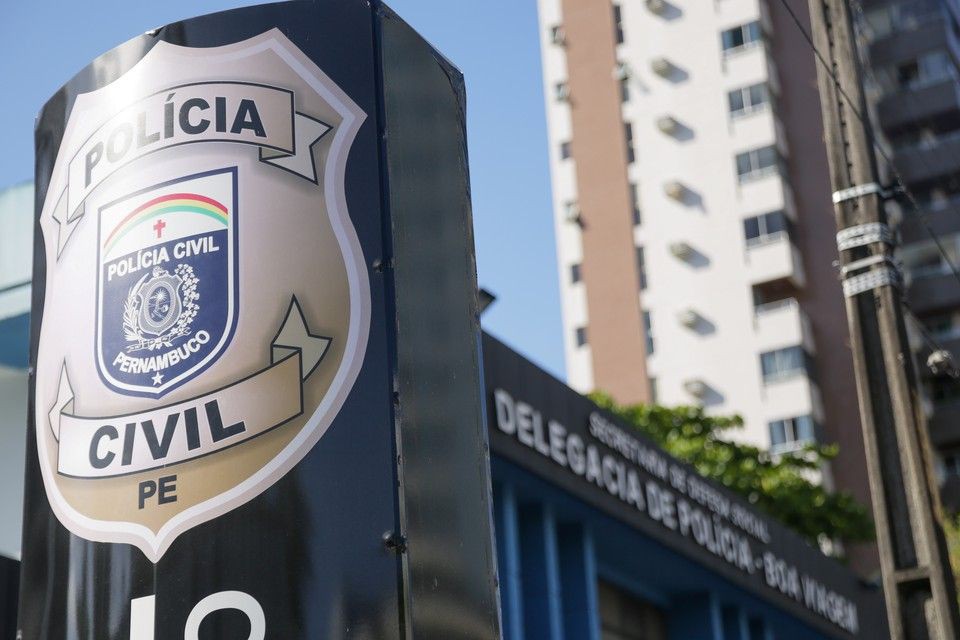 Irmão gêmeo esfaqueia irmã após discussão por R$ 10