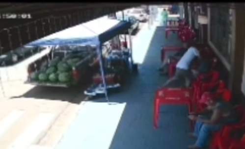 VÍDEO: Jovem esfaqueia homem em bar e agride familiares em momento de fúria em Chapada