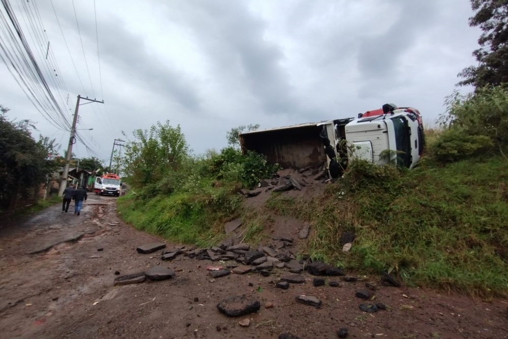 Caminhão tomba em barranco às margens da ERS-324