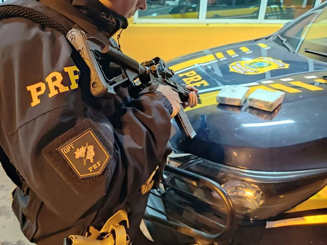 PRF prende jovem transportando cocaína e crack em ônibus que fazia linha Cruz Alta à Santa Maria