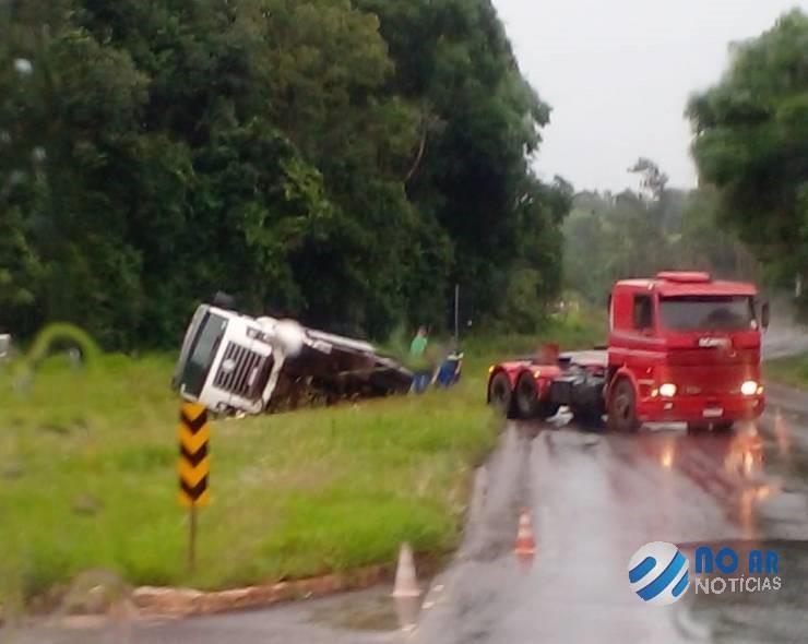 Caminhão freteiro de leite tomba na BR 472 em Três de Maio