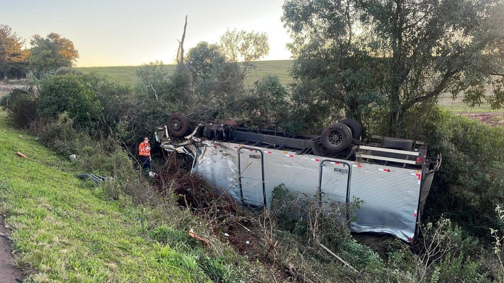 Motorista morre após caminhão capotar e cair em ribanceira na RS-135, entre Coxilha e Passo Fundo