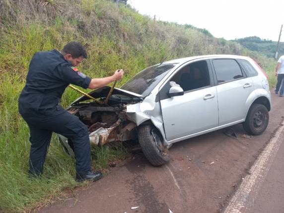 Pedra de grande porte cai de barranco e atinge veículo na ERS-404 em Sarandi