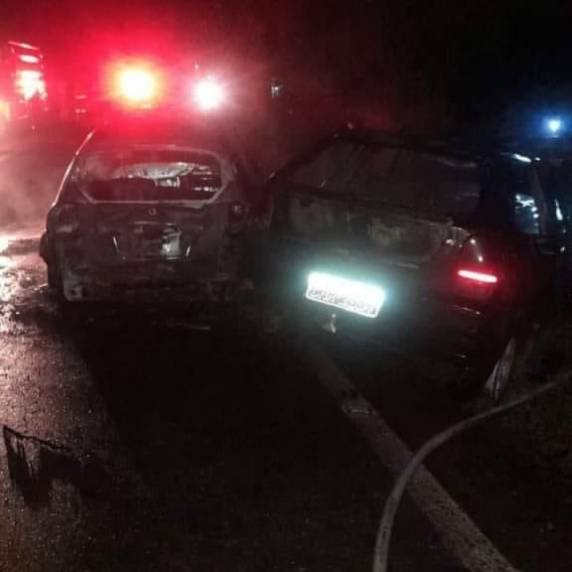 Carros pegam fogo e condutores ficam feridos em acidente na RS-324