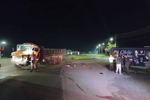 Homem é arremessado para fora de caminhão em acidente com ônibus na RS-401