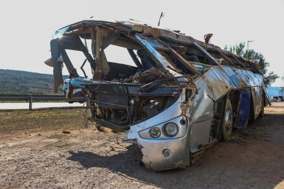 Ônibus com torcedores do Corinthians capota e deixa sete mortos em MG