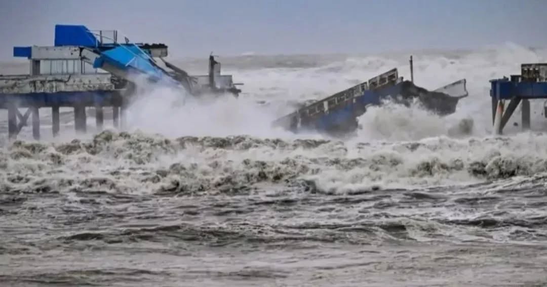 Ciclone derruba parte da plataforma marítima de Atlântida