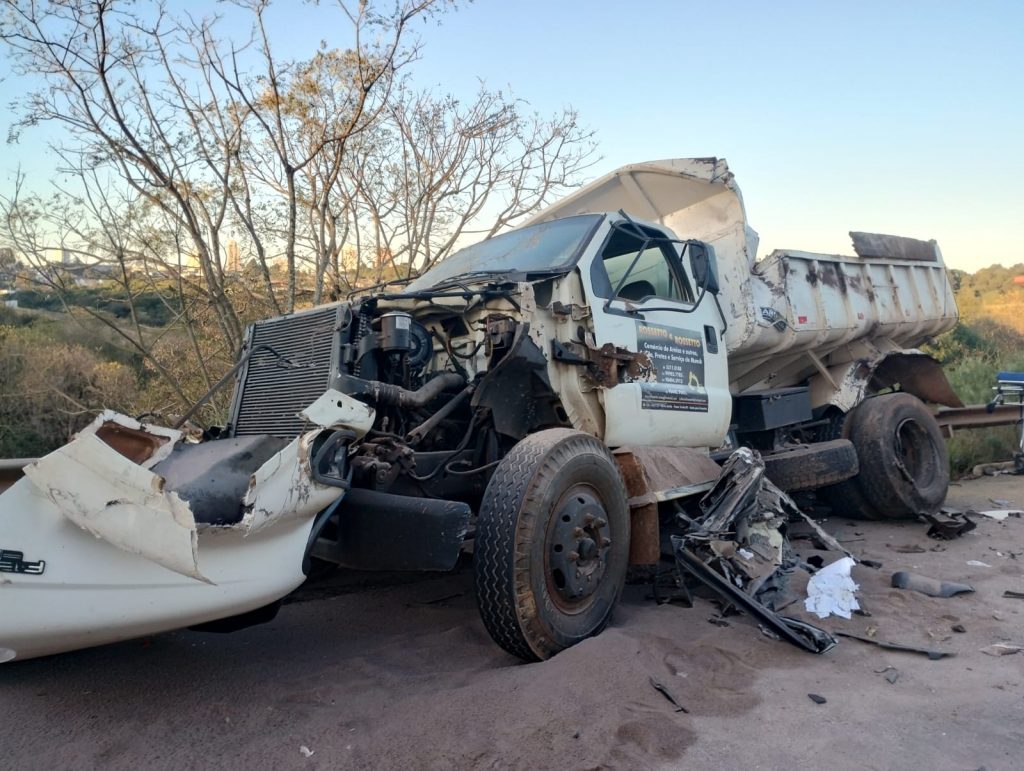 Colisão frontal entre carreta e caminhão deixa um homem preso as ferragens, em Passo Fundo, no final da tarde desta terça-feira