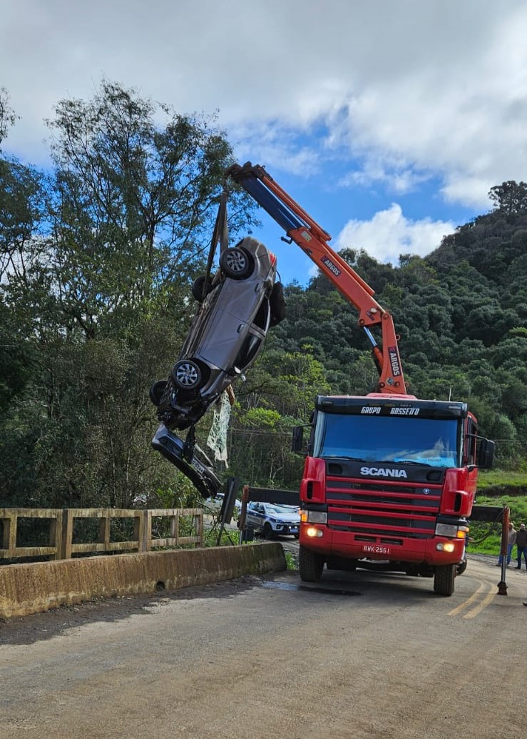 Casal e crianças desaparecidos são encontrados mortos dentro de rio