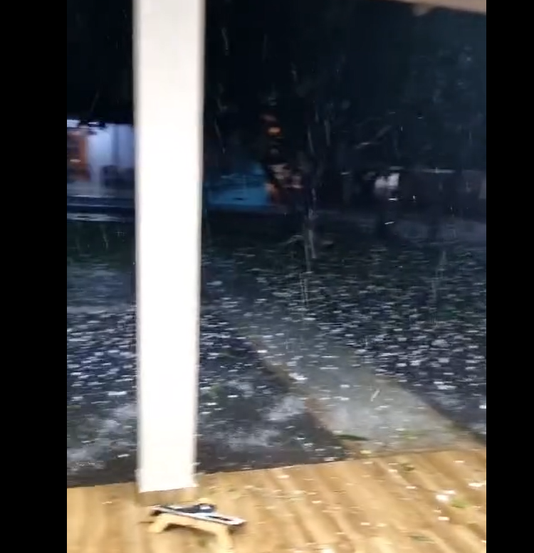 (Confira Vídeo)Temporal de granizo atinge cidade da Região Noroeste do RS, centenas de casas destruídas